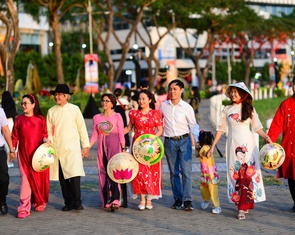 Hiếu trong nhà ra xã hội