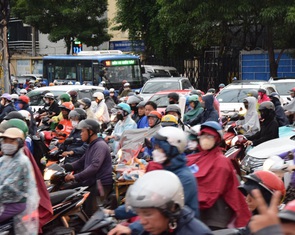 Vòng xoay Công trường Dân Chủ thường xuyên kẹt xe, dân mong sớm tháo dỡ 'lô cốt'