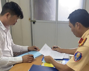 Bị xử phạt vì để trẻ nhỏ thò đầu ra ngoài cửa sổ trời ô tô