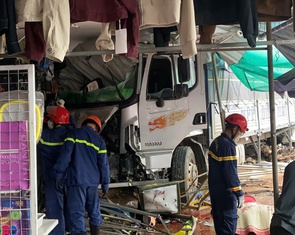Xe tải mất lái lao vào chợ, 3 người tử vong, 7 bị thương