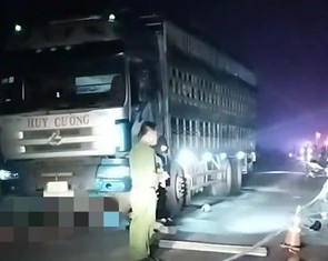 Tai nạn giữa xe máy và xe tải trên đường không đèn chiếu sáng, 2 người chết, 1 trẻ bị thương