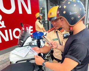 Người dân TP.HCM có thể đóng phạt vi phạm giao thông tại chỗ thông qua mã QR Code