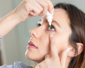 Thuốc nhỏ mắt mới thay thế kính lão, hiệu quả tới 2 năm