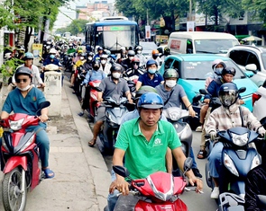 Xe chạy lên vỉa hè, đến đoạn hết đi được lại chen xuống trước xe đang chờ, sao mà không kẹt