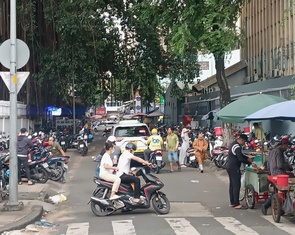 Lấn chiếm vỉa hè ngay trước camera giám sát vì biết thời gian lực lượng chức năng làm việc?