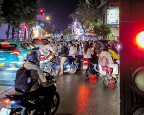 Đèn đỏ 'trêu ngươi' 30 phút trên đường Nơ Trang Long