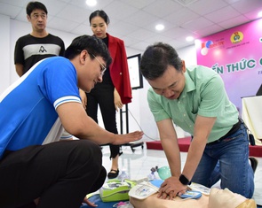 Người hóc dị vật cao 1,7m, người 'nấm lùn' sơ cứu bằng cách nào?
