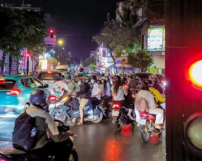 Vượt đèn đỏ 'đứng hình' 30 phút trên đường Nơ Trang Long có bị phạt?