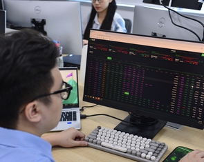 Chứng khoán Việt Nam giảm điểm dù Fed công bố hạ lãi suất