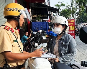 Thấy đường đông nên chạy xe lên vỉa hè để đi nhanh hơn?