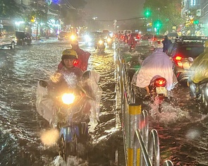 Mưa hơn 100mm, mây dông còn đậm đen, TP.HCM và Nam Bộ còn mưa tới sáng