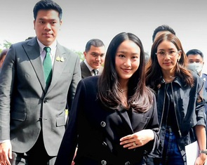 Bà Paetongtarn mang thư tay con gái gửi ‘ông ngoại Thaksin’, được tặng bùa