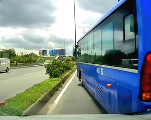 Đình chỉ tài xế xe buýt 56 chuyển làn sai, tạt đầu ô tô nguy hiểm