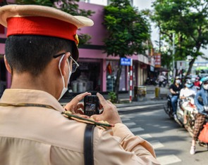 CSGT đang điều tiết tại nút giao không được dừng xe, xử lý vi phạm