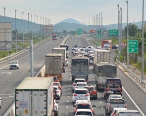 Đóng lối vào cao tốc Phan Thiết - Dầu Giây tại Ba Bàu do xe cộ đông đúc