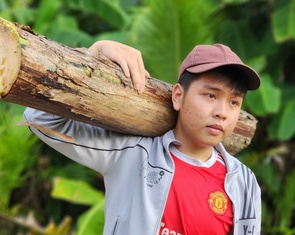 'Nó sợ mẹ chết nên kiếm tiền quần quật, học lúc nào mà đậu đại học tài quá!'
