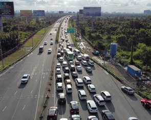 Ùn ứ kéo dài trên cao tốc, phải đóng nhiều nút giao