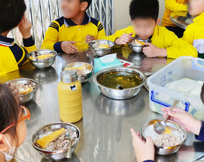 Trường tiểu học ở Đà Lạt tạm dừng bữa ăn bán trú sau tố cáo dùng thực phẩm bẩn