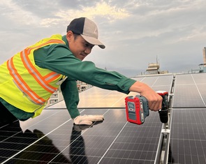 Người dân thắc mắc: Điện mặt trời mái nhà không nối lưới, không kinh doanh sao phải thông báo?