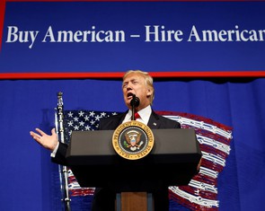 Người có visa H-1B cuống cuồng về Mỹ vì ông Trump