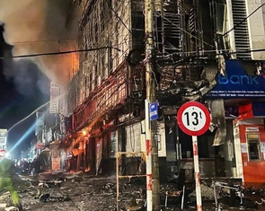 Cháy 2 tiệm tạp hóa và chi nhánh ngân hàng ở chợ Năm Căn, Cà Mau
