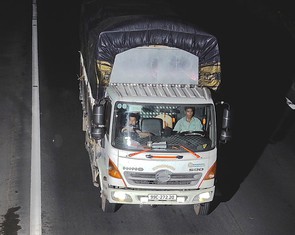 Mẹo đối phó camera AI bằng áo giả dây an toàn là vô nghĩa, 'tiền mất tật mang'