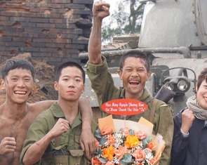 Khán giả vương vấn 'Mưa đỏ', dàn diễn viên cũng 'lụy' không kém