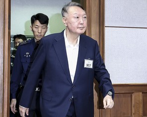 Cựu Tổng thống Hàn Quốc Yoon Suk Yeol xuất hiện tiều tụy tại tòa