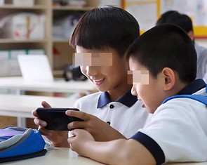 Đa số bạn đọc TTO ủng hộ cấm học sinh dùng điện thoại trong trường, kể cả giờ ra chơi