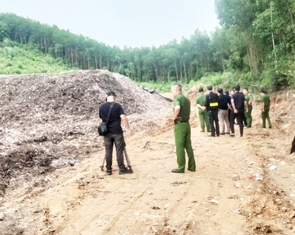 Phát hiện nhân viên công ty môi trường chở chất thải đổ ngoài môi trường