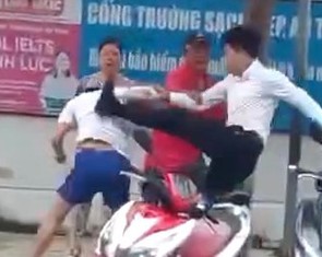 Người đàn ông đánh người như trên phim trước cổng trường ở Nha Trang không phải công an như tin đồn