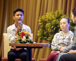 'Số tiền này con mua đôi giày mới đi học, không cần phải mượn giày của bạn nữa nhé con'