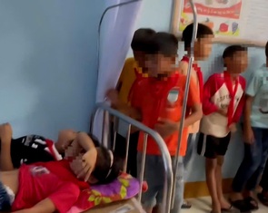 Phó hiệu trưởng nói không cho học sinh ngộ độc đi viện vì 'chờ điều ô tô chở'