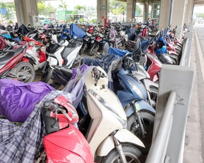 TP.HCM: Bãi giữ xe ở nhà ga metro số 1 thường xuyên 'cháy chỗ'