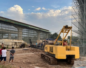 Cần cẩu trong dự án vành đai 3 TP.HCM đổ đè 2 công nhân, 1 người tử vong