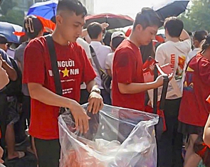 Càng đông vui, càng văn minh được không?