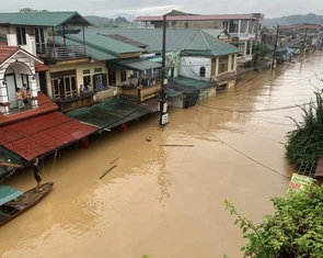 Sau một đêm, lũ trên sông Hồng dâng tới nóc nhà dân