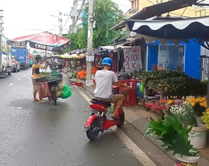 Hàng quán lấn chiếm hết vỉa hè, tôi biết đi bộ ở đâu?