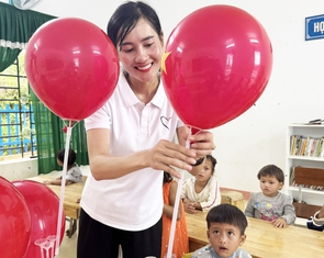 Đáng yêu cảnh cô trò Tăk Pổ quây quần chuẩn bị cho lễ khai giảng