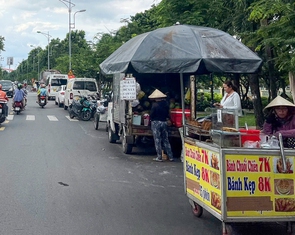 Đường thành chợ hàng rong, xử lý xong lại tái diễn, đề xuất xử phạt tại chỗ