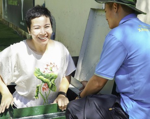 Phụ huynh cùng con chui 'địa đạo' dịp khai giảng đặc biệt