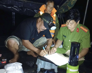 'Cát tặc' dùng flycam, cử người canh ven sông Tiền để hút cát