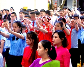 Lễ khai giảng đặc biệt ở Đà Nẵng: Học sinh hát quốc ca bằng ký hiệu tay