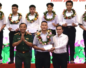 Bộ Tư lệnh TP.HCM khen thưởng 156 thí sinh trúng tuyển các học viện, trường quân đội