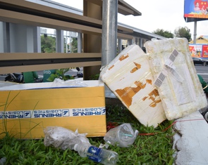 Vừa dọn sạch, rác trước lối ra nhà ga T3 lại 'mọc' lên: Do đường chưa bàn giao?