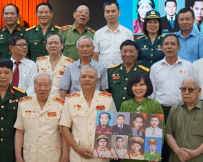 Gia đình có hai mẹ con đều là anh hùng, hai cha con đều là tướng công an