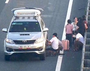 Dừng xe giữa cao tốc để thay lốp, tài xế bị phạt 13 triệu đồng