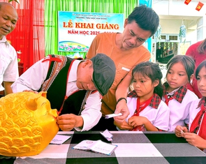 Trường vùng cao gây quỹ nuôi trò nghèo, trò mồ côi ngay ngày khai giảng