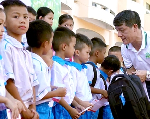 Tiếp thêm động lực cho thầy trò vùng bão