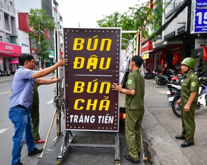 Phường Thạnh Mỹ Tây mạnh tay xử lý lấn chiếm vỉa hè đường Nguyễn Gia Trí, Ung Văn Khiêm
